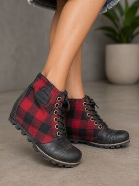 Sorel Women's Joan‎ of Arctic Wedge II Red Black Plaid Ankle Boots Size 9.5